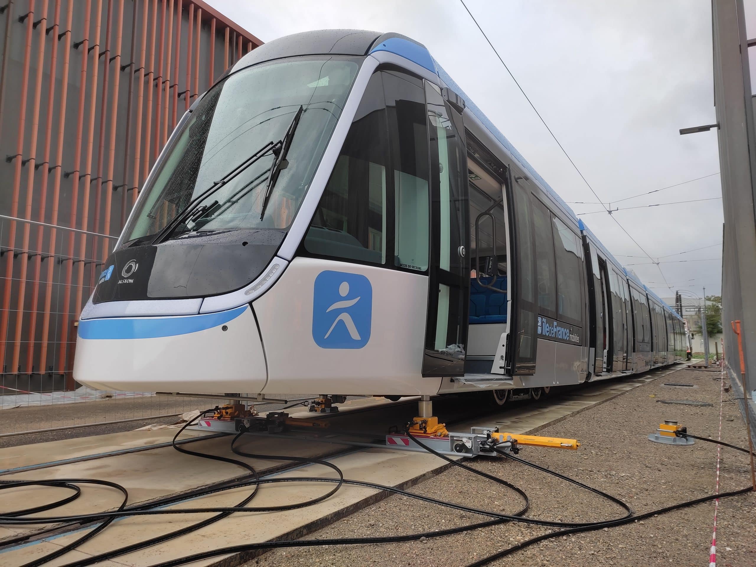 Réenraillement_LSFERROVIAIRE_Alstom_Ile_de_france_metro_tramway Réenraillement d’un tramway Île-de-France Mobilités avec vérins LS FERRO en intervention extérieure