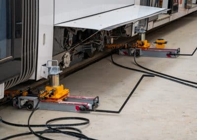 Kit de réenraillement LS FERRO avec vérins hydrauliques en intervention sur tramway en atelier