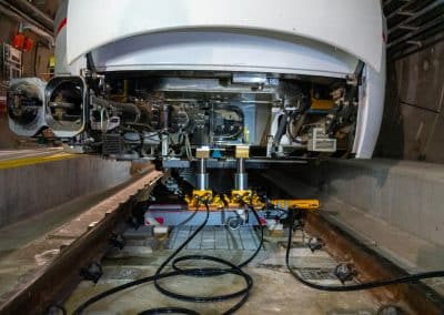 Système de recalage de caisse ferroviaire avec vérins hydrauliques LS FERRO en intervention dans un tunnel