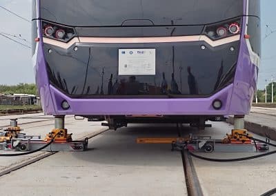Réenraillement d’un tramway urbain avec vérins LS FERRO en extérieur sur voie
