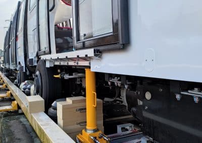 Recalage de caisse ferroviaire avec vérin hydraulique vertical LS FERRO sur quai technique