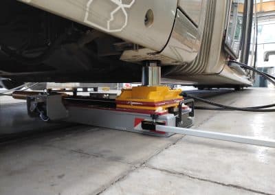 Vérin de réenraillement sous tramway – vue rapprochée d’un kit LS FERRO en atelier