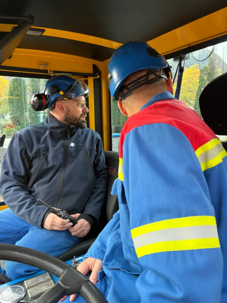 Conducteur locotracteur P3 en cabine, habilité par la formation LS Ferroviaire