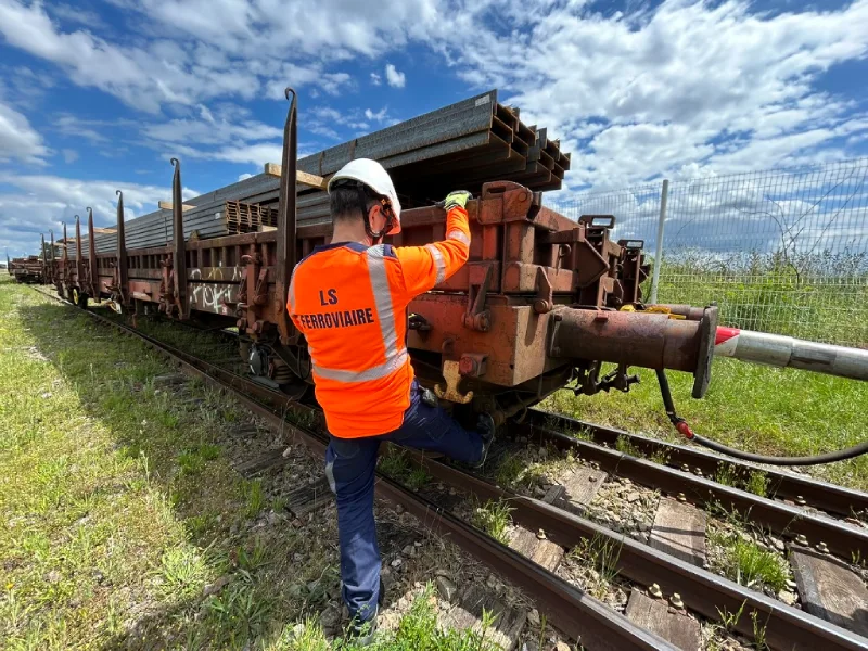 Technicien LS Ferroviaire en intervention sur un train en gare ferroviaire