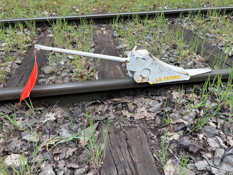 Outils professionnels de maintenance ferroviaire posés sur des rails