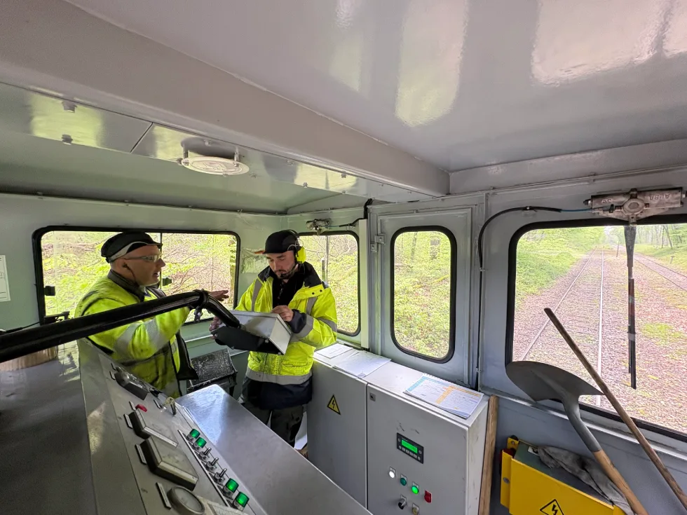 Technicien ferroviaire LS Ferroviaire inspectant un wagon de train