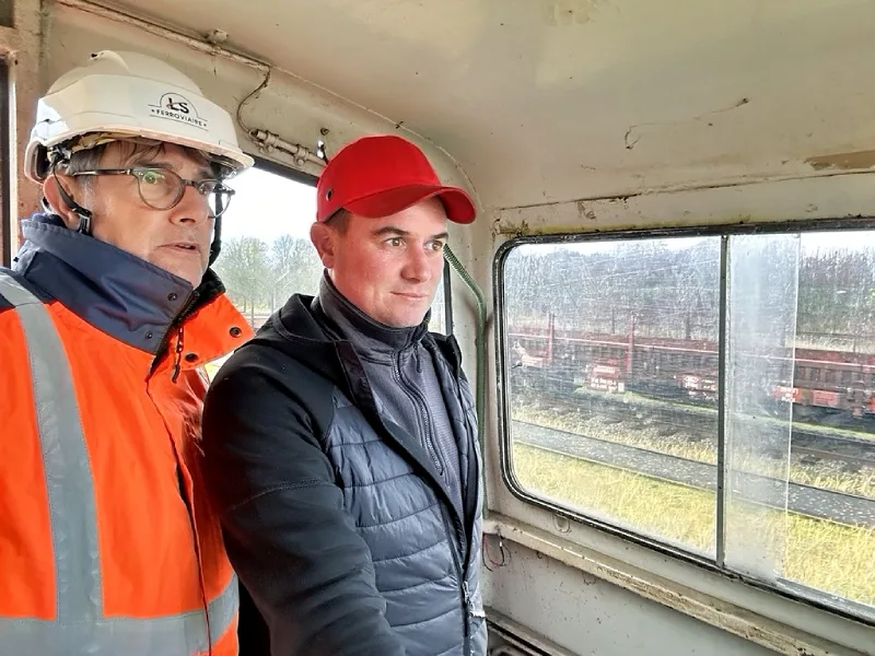 Contrôle des techniques de conduite d’un locotracteur par Laurent Sion lors d’une formation en exploitation ferroviaire industrielle