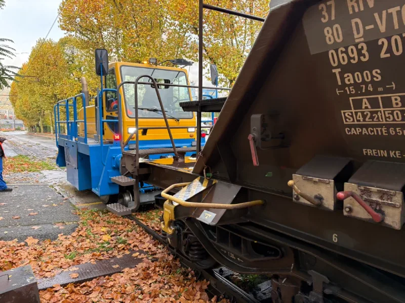 Exercice pratique de manœuvre ferroviaire avec un locotracteur rail-route et une rame de wagons sur installation terminale embranchée (ITE)