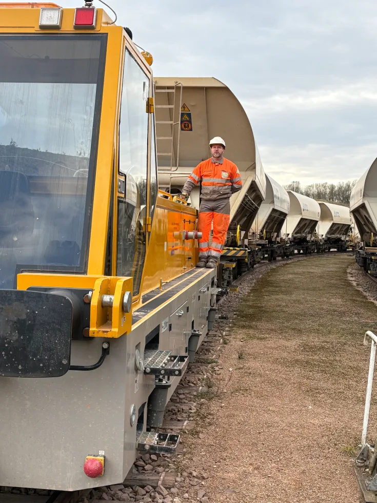 Train en mouvement sur une voie ferrée, illustrant les environnements LS Ferroviaire