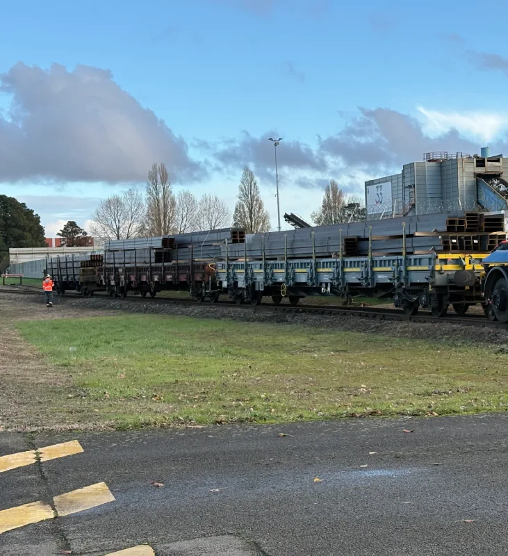 Coordination des opérations de manœuvre entre le chef de manœuvre et le conducteur, illustrant l’expertise de Laurent Sion en exploitation ferroviaire industrielle