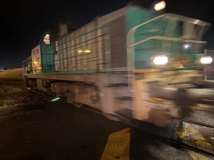 Train à grande vitesse circulant sur voie ferrée, domaine d'expertise LS Ferroviaire