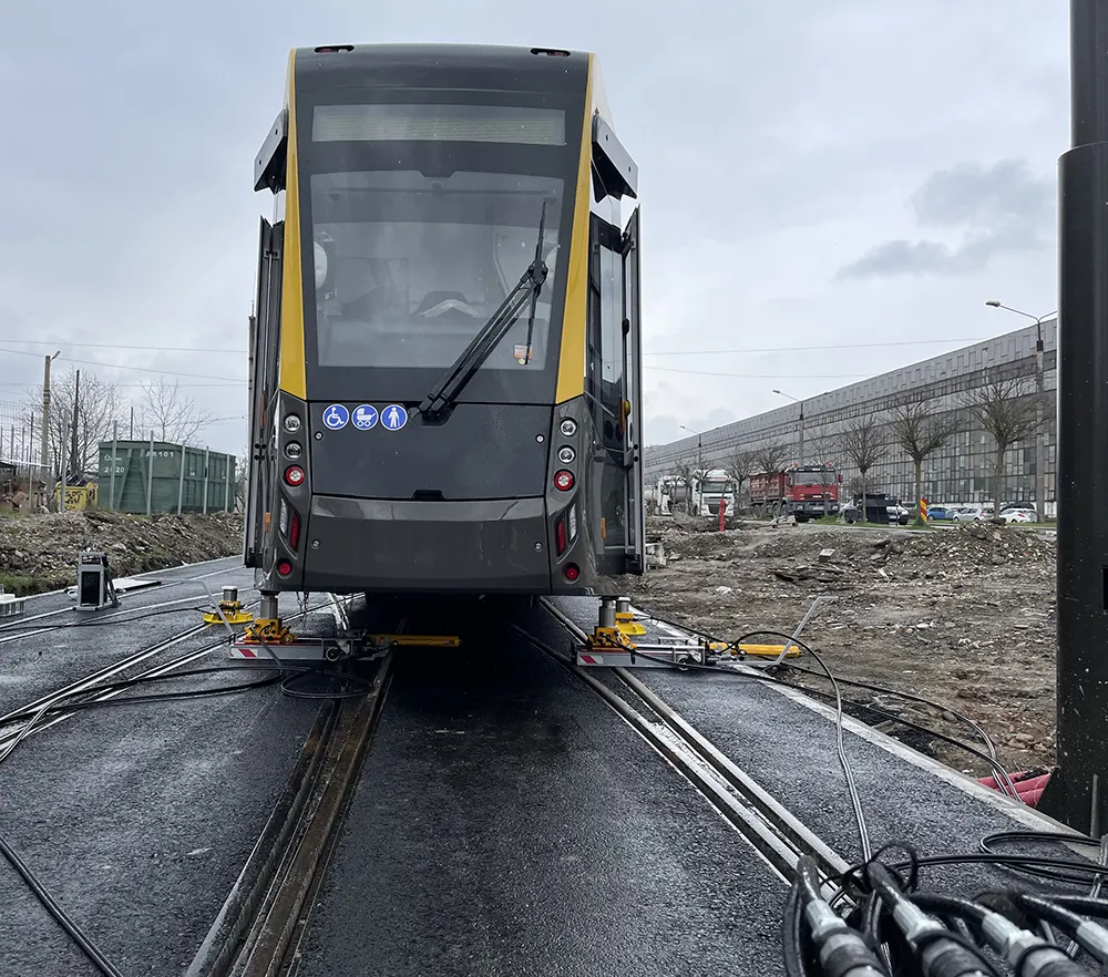 Opération de relevage et de levage hydraulique d'une rame de tramway sur les voies ferrées